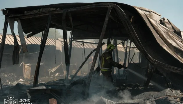 Cleanup operation continues in Kyiv's Obolonskyi district after Russian attack